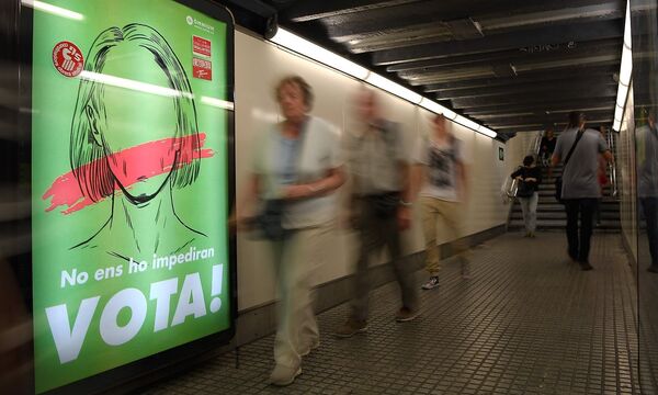 Ein Plakat in einer U-Bahnstation in Barcelona ruft zur Abstimmung über die Unabhängigkeit Kataloniens von Spanien am 1. Oktober auf.