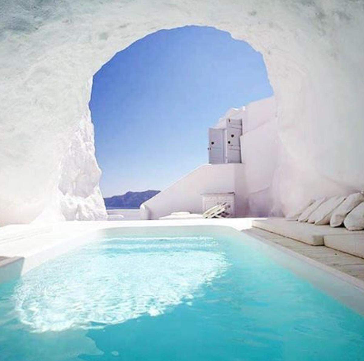 Abkühlung von der Sonne bietet der Pool, der in eine Höhle gebaut wurde.
