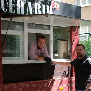 Neustart als Kleinunternehmer: Ex-Soldaten Wolodymyr Kinasch (l.) und Pawlo Kryschtalskij in ihrer „Sandwich-Bar“ in Lemberg.