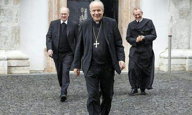Kardinal Christoph Schönborn (Mitte) hat sich zur Homo-Ehe-Debatte in Italien zu Wort gemeldet.