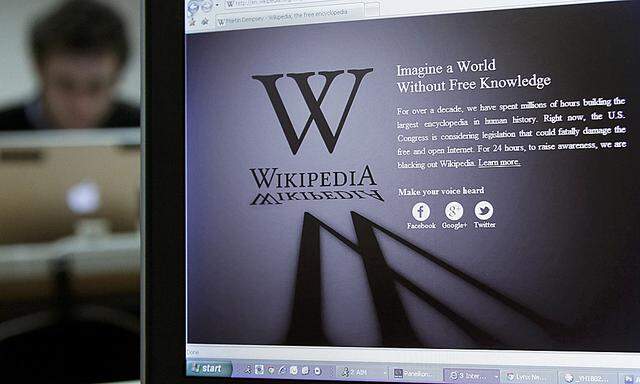 A reporter´s laptop shows the Wikipedia blacked out opening page in Brussels