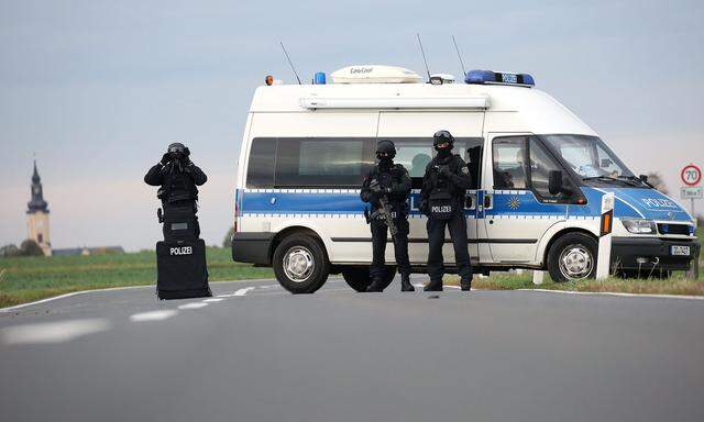 Straßensperre außerhalb von Halle: Die Polizei suchte nach den flüchtigen Tätern.