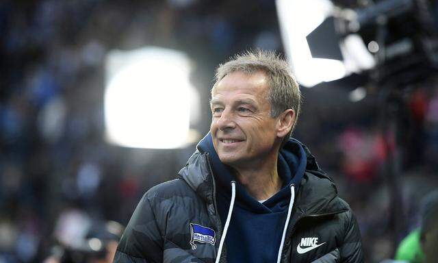 Berlins Trainer Juergen Klinsmann beim Training von Hertha BSC auf dem Olympiagelaende an der Hanns-Braun-Str. in Berlin