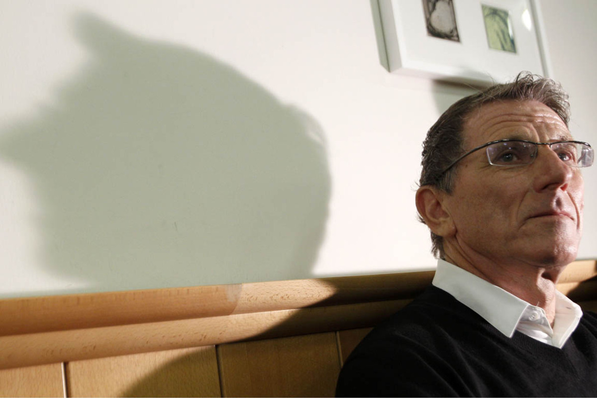 In der Telekom-Affäre gibt es eine Vielzahl von Ungereimtheiten. Eine Gruppe früherer Telekom-Führungskräfte steht im Verdacht, den Auftrag zur Manipulation des Kurses der Telekom-Aktie gegeben zu haben. Daraus werden ungerechtfertigt Boni in der Höhe von 8,7 Millionen Euro für rund 100 leitende Angestellte fällig. Die Auftragsvergabe für den österreichischen Blaulichtfunk ist ebenfalls höchst zweifelbehaftet. Einige Politiker stehen im Verdacht, Zahlungen zwecks Gesetzesbeeinflussung pro Telekom erhalten zu haben. Gelddrehscheibe ist der Lobbyist Peter Hochegger.