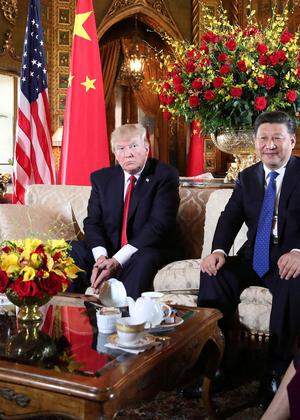 US-Präsident Donald Trump (im Bild in seinem Domizil Mar-a- Lago) nennt Chinas Präsidenten gerne „König“. Angeblich gefällt das Xi Jinping.