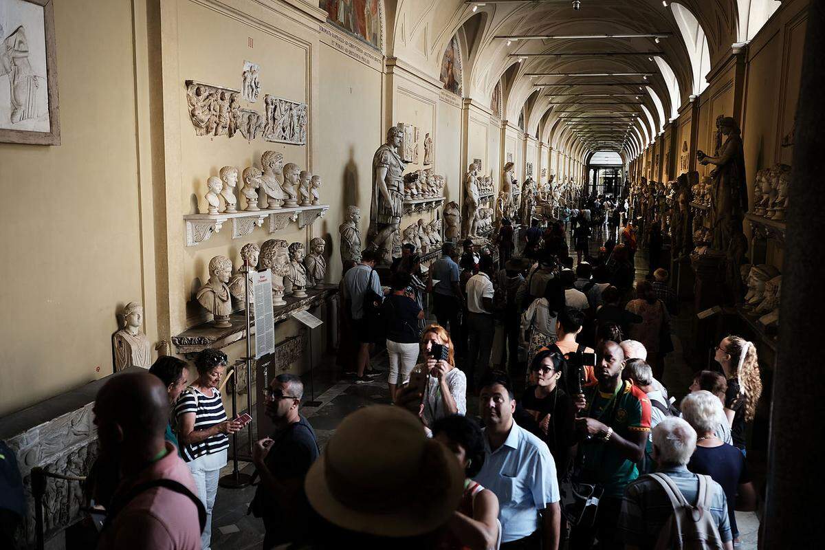 Die Vatikanischen Museen beherbergen vor allem die riesige päpstliche Kunstsammlung, eine der wichtigsten und größten der Welt. Die Museen auf dem Territorium der Vatikanstadt wird von Touristen nahezu überrannt.
