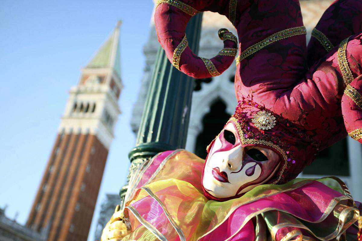 Das erste Karnevalsfest wird in der Chronik des Dogen Vitale Falier im Jahr 1094 erwähnt. Das Fest erreichte zu Lebzeiten von Giacomo Casanova im 18. Jahrhundert seine Blütezeit.