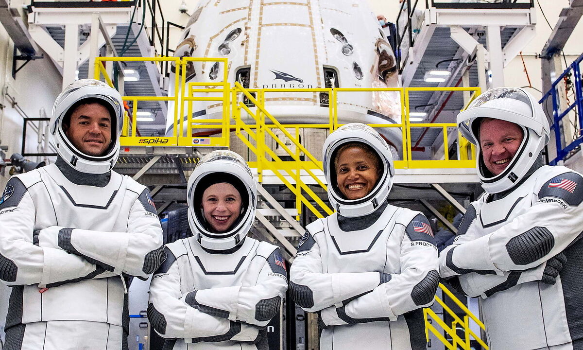 Die "Inspiration4 crew": Chris Sembroski, Sian Proctor, Hayley Arceneaux, Jared Isaacman, 