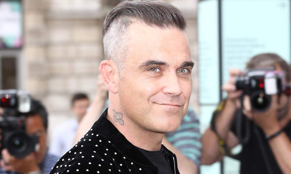 Tief im Drogensumpf steckte auch Robbie Williams, wie er in seiner Biographie schonungslos berichtet. Gras mit 14, Acid mit 15, Ecstasy mit 16 - so richtig ging es 2006 los. „Ich war süchtig nach dem ADHS-Medikament Adderall. Ich kokste…“. Mehrfach begab sich der der Sänger in Therapie. Heute scheint er sein Leben im Griff zu haben, auch wenn er der „Sun“ gestand: „Ich will nicht trinken, ich nehme kein Kokain, aber ich denke über Ecstasy nach“.