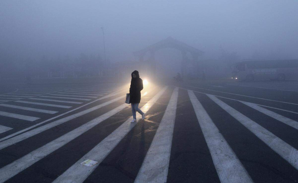 Denn auch in anderen chinesischen Metropolen zeigt sich das gleiche Bild: Smog wohin das Auge reicht. Bewohner beschreiben die Szenen "wie im Horrorfilm" oder meinen "das ist apokalyptisch". Im Bild: Die Stadt Changchun, Provinz Jilin, am 22. Oktober 2013.