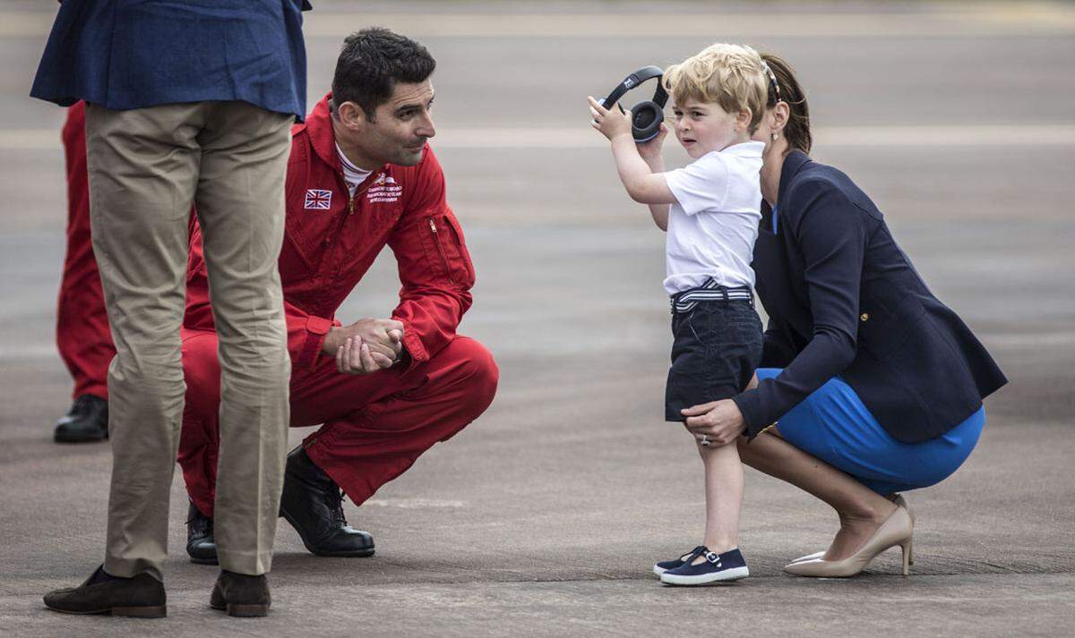 Zur Freude der Besucher absolvierten die drei Royals nicht nur ihr offizielles Programm, sondern schauten sich danach noch zwei weitere Flugzeuge an. Anlass des Besuchs bei der Flugschau Royal International Air Tattoo war das 75-jährige Bestehen der Air Cadets, einer Nachwuchsorganisation der Royal Air Force, deren Schirmherrin Kate ist.