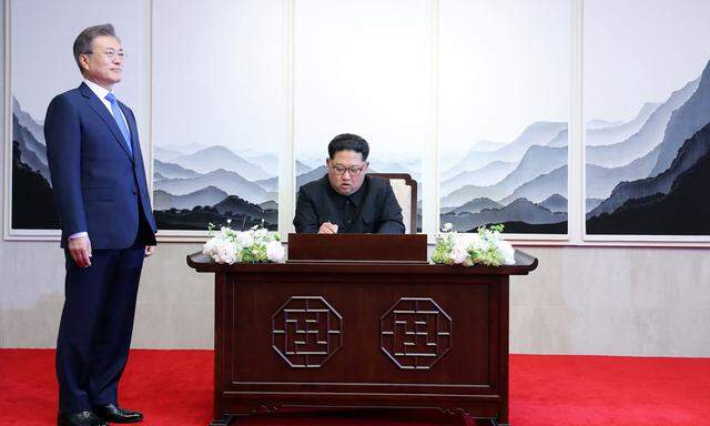 Südkoreas Präsident, Moon Jae-in (hier mit Kim Jong-un), möchte sicherstellen, dass der Gipfel Trump/Kim nicht schiefgeht.