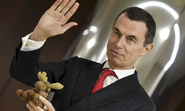 UniCredit-Chef Jean-Pierre Mustier mit seinem Maskottchen "Elkette"