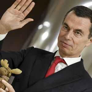 UniCredit-Chef Jean-Pierre Mustier mit seinem Maskottchen "Elkette"