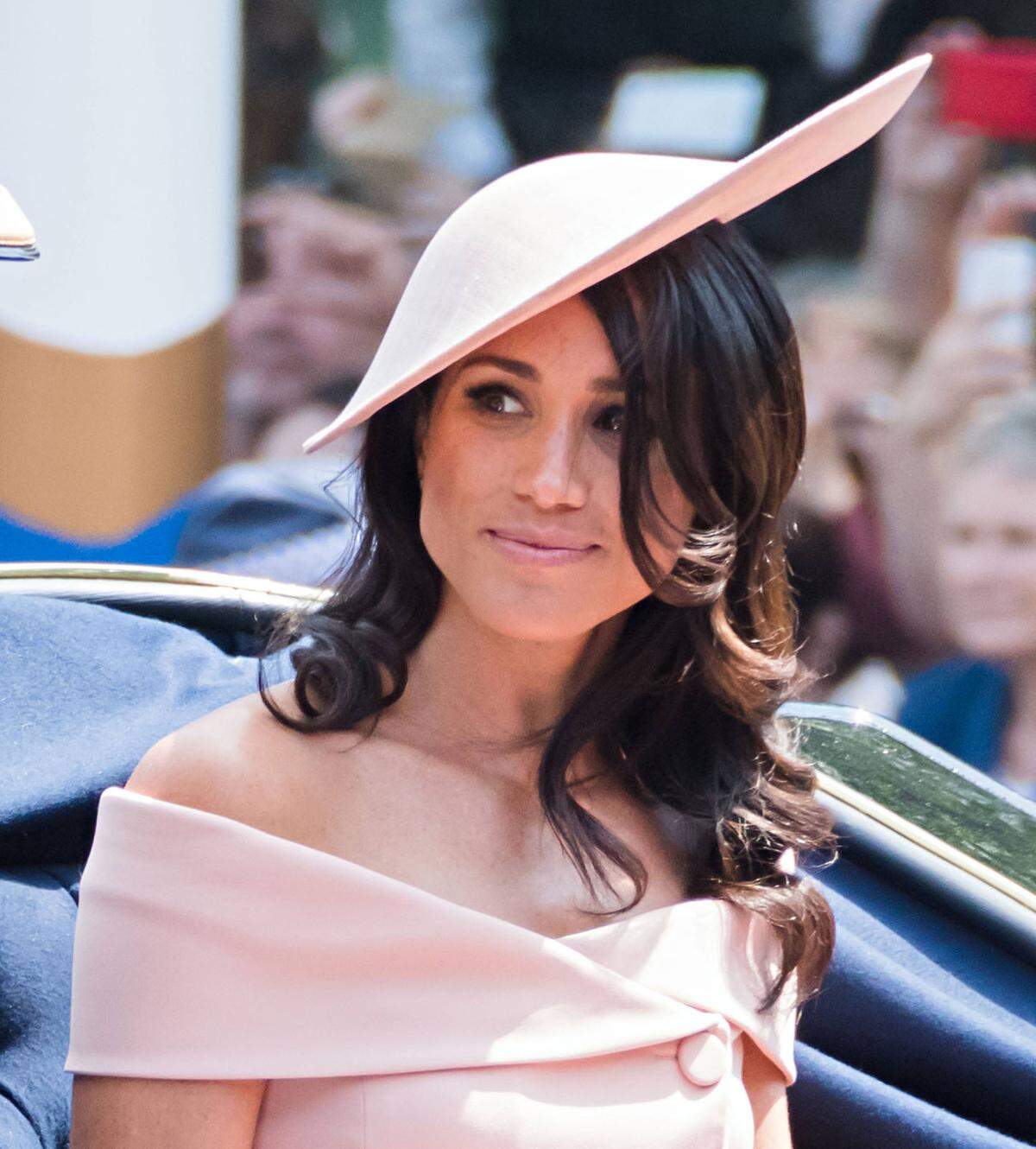 Auf ihre US-amerikanischen Wurzeln hat Herzogin Meghan bei der Kleiderwahl zur Trooping the Colour-Geburtstagsfeier von Queen Elizabeth II nicht vergessen. Immerhin wählte sie für ihren Auftritt ein Ensemble von Carolina Herrera.