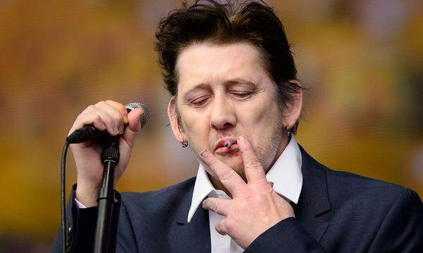 Der Sänger der irisch-britischen Band The Pogues ist im Alter von 65 Jahren gestorben. 