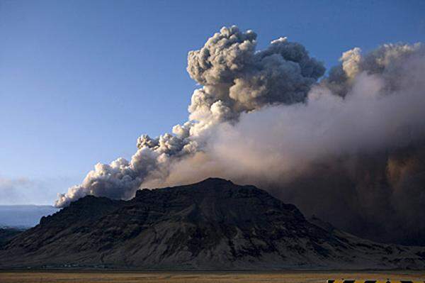 Der feuerspeiende Berg liegt unter Islands fünftgrößtem Gletscher, der normalerweise ein beliebtes Wandergebiet ist.