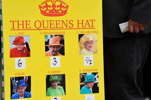 Welche Farbe wohl der Hut von Queen Elizabeth II haben wird? Wetten - nicht nur sportlicher, sondern auch modischer Natur - werden beim Pferderennen in Ascot abgeschlossen.
