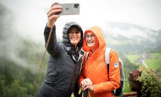 Ministerin Elisabeth Köstinger (ÖVP) und die EU-Finanzchefin Mairead McGuinness bei der Wanderung in Alpbach.