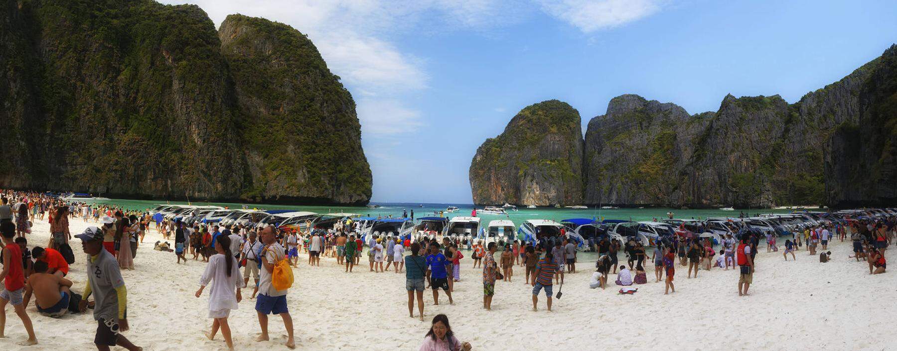 Thailand Ko Phi Phi Island Tourists at Maya Beach PUBLICATIONxINxGERxSUIxAUTxHUNxONLY GF000259