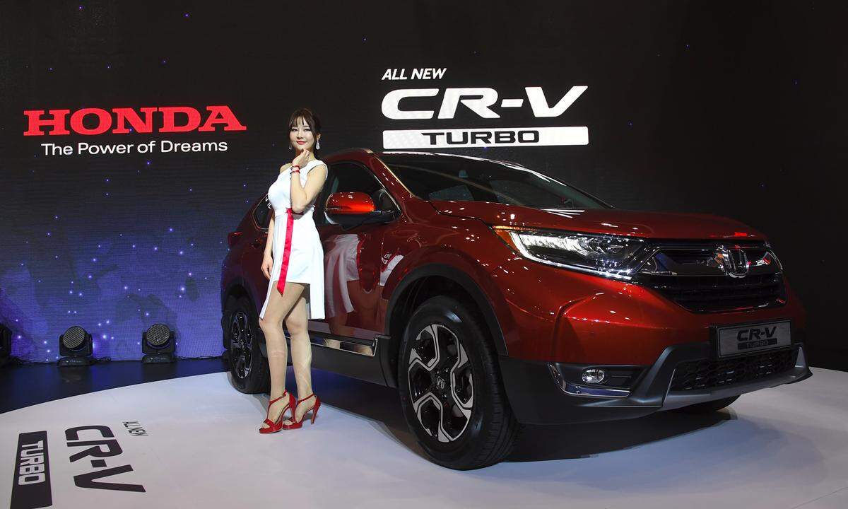 Platz 4: Honda CR-V Deutliche Zuwächse verzeichnete vor allem das SUV-Segment. Größter Wachstumsmotor war China, wo rund 75 Prozent aller Neuwagen SUVs waren. In den Top 10 spielen diese entsprechend eine zunehmend wichtigere Rolle. So steht auf Platz 4 der Honda CR-V, der mit 214.144 Verkäufen um 14,4 Prozent zulegte.