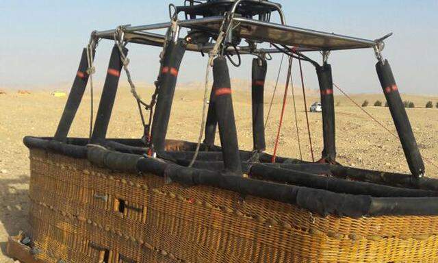 Der Korb des abgestürzten Heißluftballons in der Wüste bei Luxor in Ägypten.