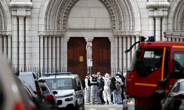 Die Ermittler vor der Kathedrale Notre-Dame in Nizza.