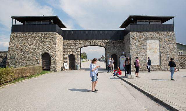 Der Eingang zum KZ Mauthausen in Oberösterreich und eine Gruppe jüdischer und muslimischer Jugendlicher, die das KZ 2018 gemeinsam besucht haben. 