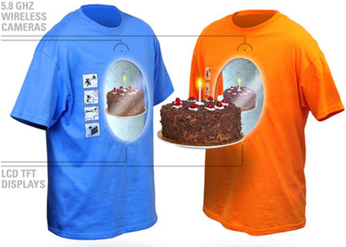 Ach ja, Portal. Das Kult-Spiel hatte schon einige Auswüchse im Internet erfahren. Auf ThinkGeek hat sich heute ein T-Shirt in den Shop geschlichen, das verspricht, "die volle Funktion der tragbaren Portal-Geräte" in einem gemütlichen T-Shirt zu verpacken. Immerhin soll es einen Gutschein für einen Kuchen in der Packung geben.