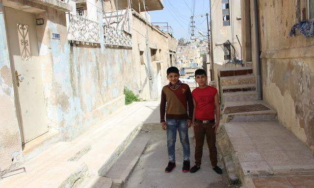 Ibrahim, 13, und sein Bruder, 12, in Amman: Der eine will Pilot werden, der andere eifert einem weiteren Bruder nach, der bereits im Textilladen Hilfsarbeiten verrichtet. Zur Schule gehen beide nicht, Jordanier hätten sie dort gemobbt, sagt Ibrahim.