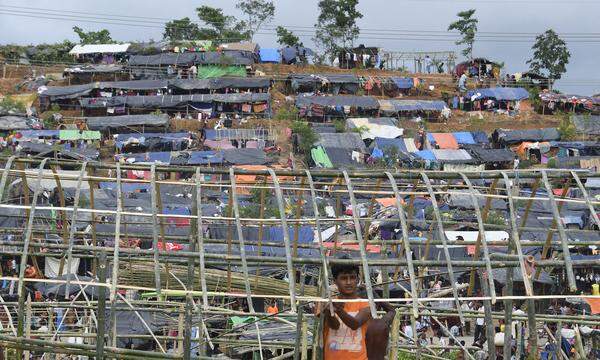 Unter den geflüchteten Rohingya sind nach Angaben der Regierung Bangladeschs rund 70.000 werdende und stillende Mütter.