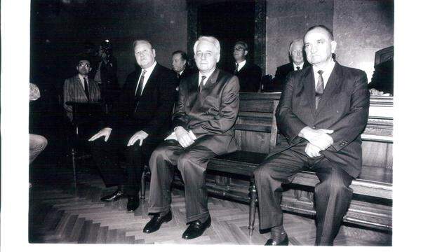 Mai 1993: Karl Blecha, Leopold Gratz und Fred Sinowatz als Angeklagte im Noricum-Prozess.