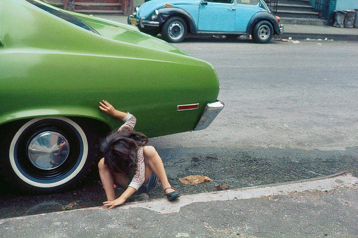 Über die Jahrzehnte merkt man in Levitts Fotos, wie sich das Spiel, der Raum für die Kinder auf New Yorks Straßen geändert hat. Er wurde kleiner, begrenzter.  Helen Levitt: New York, 1980