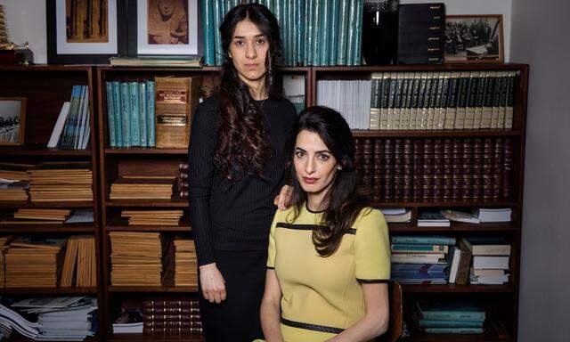 Die Jesidin Nadia Murad (l.) entkam dem sogenannten Islamischen Staat. Die Menschenrechtsanwältin Amal Clooney unterstützt die Aktivistin.