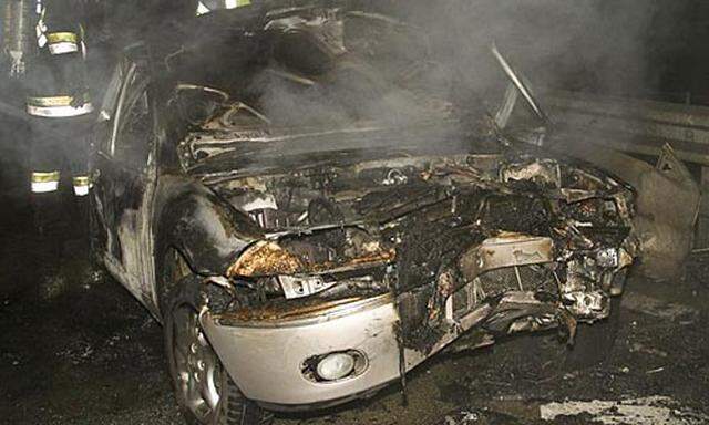 Eine Frau verbrannte in ihrem Auto auf der A22.