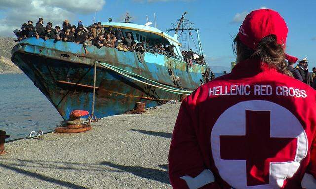 Das sichtlich nicht mehr ganz taufrisches Schiff wurde schließlich in den hafen von Paleochora auf Kreta geschleppt.Schiff kam 