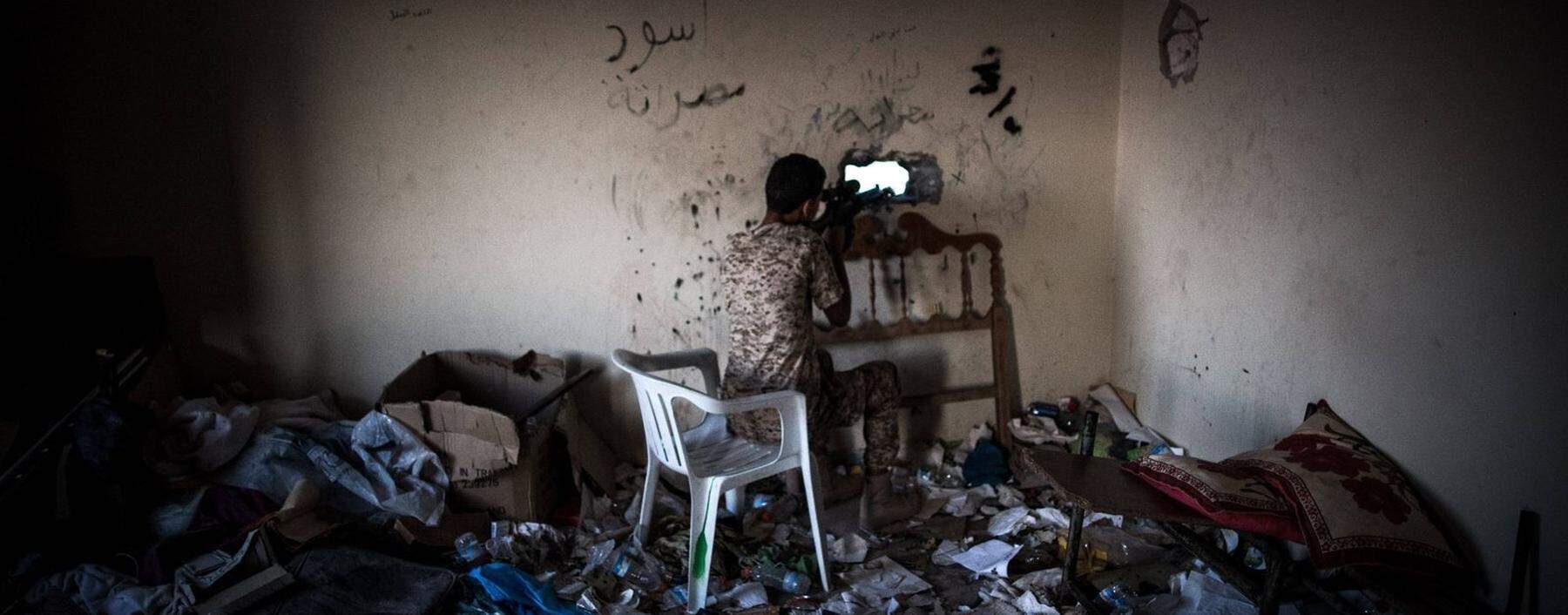 Häuserkampf in Tripolis. Ein regierungstreuer Milizionär in seiner Stellung im Süden der Stadt.