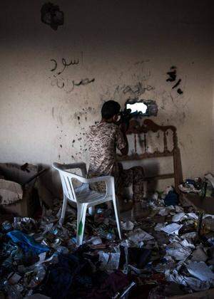 Häuserkampf in Tripolis. Ein regierungstreuer Milizionär in seiner Stellung im Süden der Stadt.