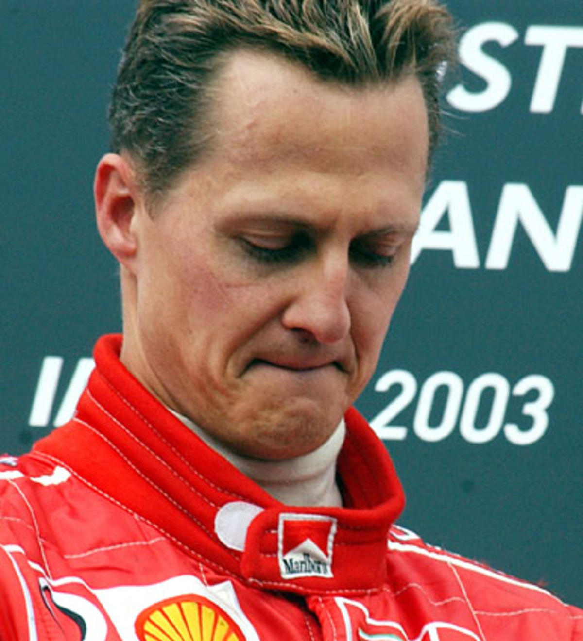 Sieg mit Trauerflor: Schumachers Mutter stirbt im Alter von 55 Jahren. Wenige Stunden später fährt Schumacher in Imola den ersten Saisonsieg ein. Bei der Pressekonferenz erscheint stellvertretend für ihn sein Teamchef Jean Todt.