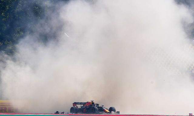 Max Verstappen im Red Bull schied nach einem Crash aus.