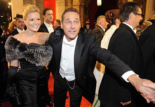 FPÖ-Chef Heinz Christian Strache schüttelte Hände und präsentierte seine Freundin Sissy Atzlinger.