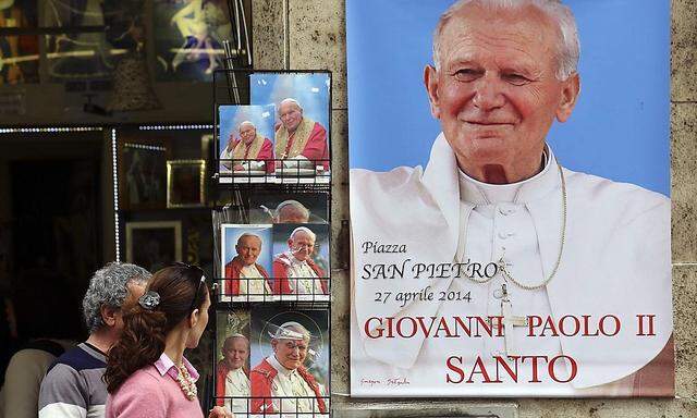Papst Johannes Paul II. auf einem Poster in Rom.