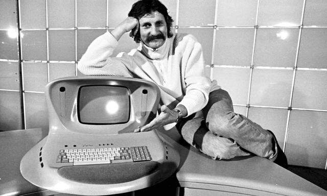 Designer Luigi (Lutz) Colani für aerodynamischen Formen bekannt - hier auf der Hannover Messe am 20.04.1978 mit einem von ihm entworfenen Computer  