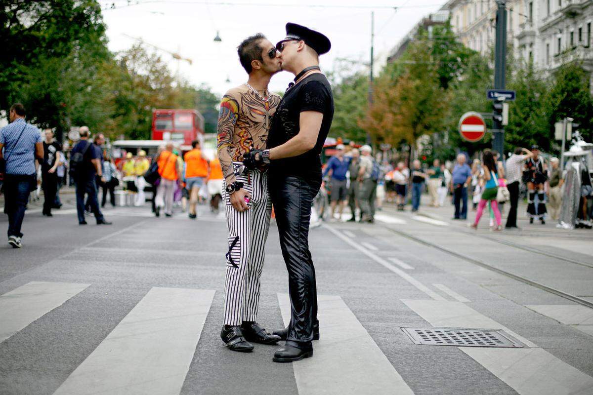 16. Regenbogenparade: In die Fahrtrichtung ziehen tausende Menschen über die Wiener Ringstraße. Gegen die Diskriminierung von Homosexuellen und Transgender-Personen setzen die Teilnehmer dieser Demonstration ein deutliches Zeichen.