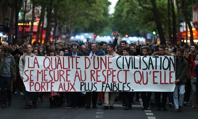 Bei einer Demonstration in Paris sprachen sich viele Menschen gegen Sterbehilfe für Vincent Lambert aus.