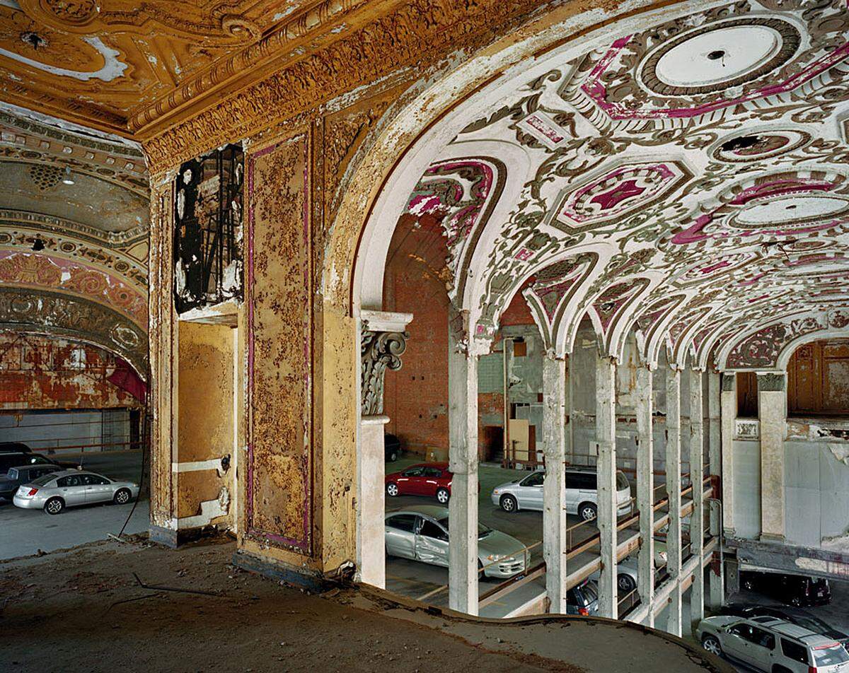 Das Michigan Theatre in Detroit: Das vielleicht schönste Parkhaus der Welt. Das im Stile der französischen Renaissance gebaute 18-stöckige Gebäude eröffnete 1926, 1976 wurde es zum Parkhaus umgebaut. Andrew Moore: Michigan Theater parking house Foto aus: Andrew Moore "Detroit Disassembled" Verlag Damiani