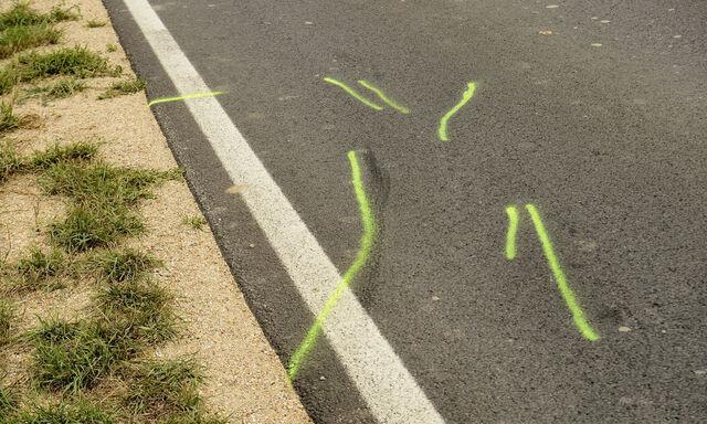 Durch die Kollision mit einem Pkw wurde der Fahrradanhänger mit zwei Kleinkindern etwa fünfzehn Meter in den angrenzenden Acker geschleudert.