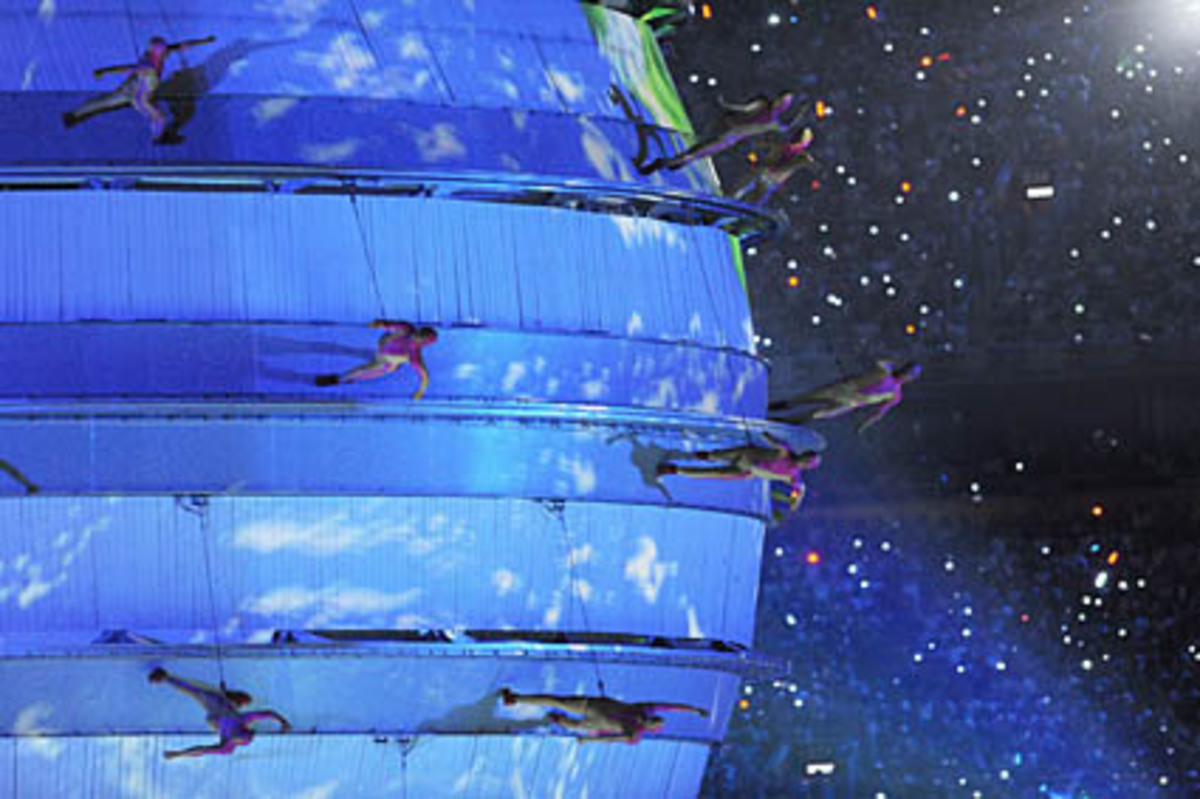 An anderer Stelle wurde derweil eine riesige Weltkugel aufgebaut, 20 Kümstler wanderten auf ihr umher.