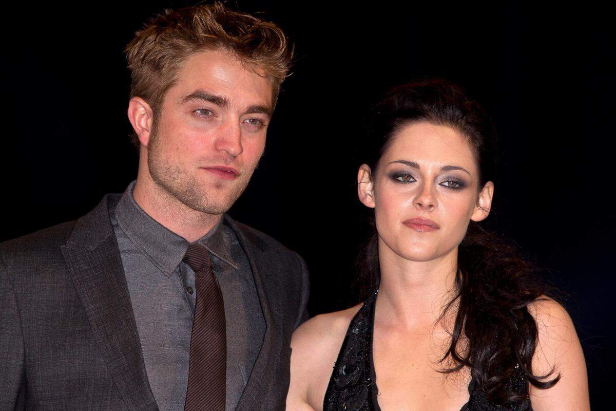 Die wiedervereinten Mimen Robert Pattinson und Kristen Stewart sind erstmals wieder gemeinsam an die Öffentlichkeit getreten. Für MTV haben die beiden 'Twilight'-Stars zum ersten Mal seit Stewarts Fremdgeh-Skandal wieder zusammen ein Interview gegeben, es dabei jedoch vermieden, über ihr Privatleben zu reden. Statt über das Liebes-Comeback sprachen sie über das Ende der 'Twilight Saga'.
