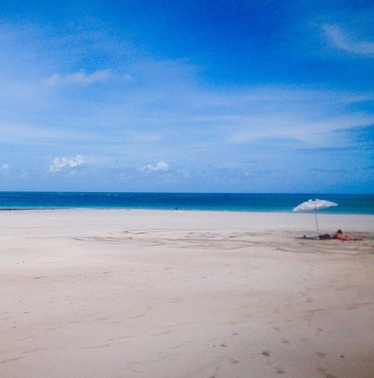 Kleine Wellen und feiner Sand zeichnen den Strand aus, der zwei Kilometer lang ist und über viele touristische Einrichtungen verfügt.